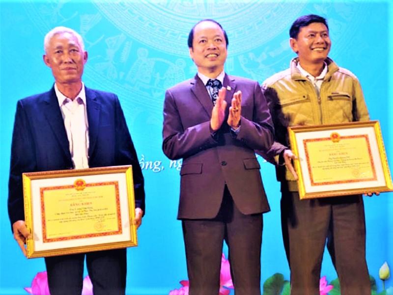 Trao Bằng khen của Bộ VH,TT-DL cho 02 tập thể có thành tích thực hiện xuất sắc phong trào trong 20 năm qua