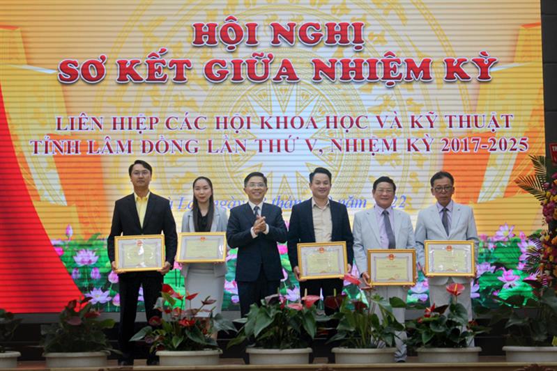 Trao Bằng khen của UBND tỉnh Lâm Đồng cho các tập thể, cá nhân có nhiều đóng góp cho hoạt động Liên hiệp Hội