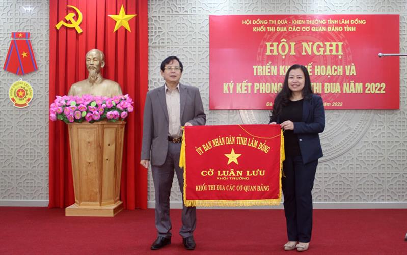 Trao cờ luân lưu Khối trưởng Khối thi đua các cơ quan Đảng tỉnh năm 2022 cho Đảng ủy Khối Các cơ quan tỉnh