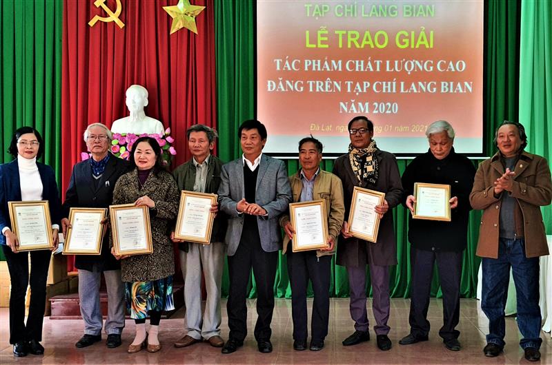 Trao giải các cá nhân Cuộc thi Lâm Đồng trên dường đổi mới...