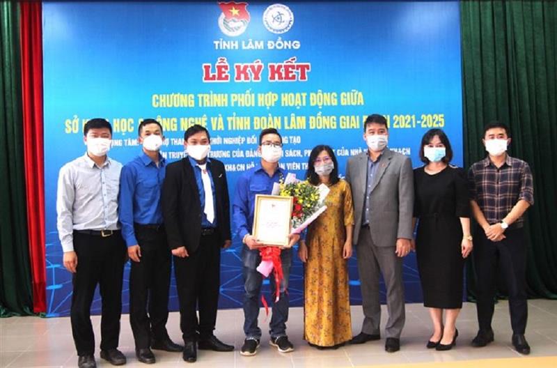 Trao giải cho các tác giả, nhóm tác giả. Ảnh. T.D.H