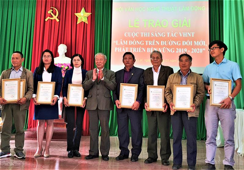 Trao giải cho các tác giả  trong Cuộc thi Lâm Đồng trên đường đổi mới, phát triển bền vững.