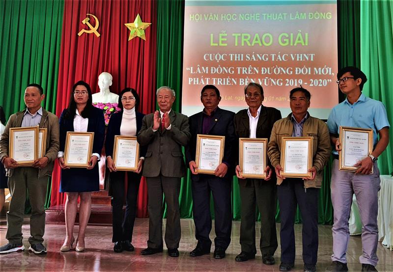 Trao giải cho các tác giả văn xuôi Cuộc thi Lâm Đồng trên đường đổi mới,phát triển bền vững