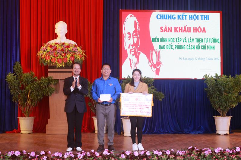 Trao giải cho diễn viên xuất sắc nhất.