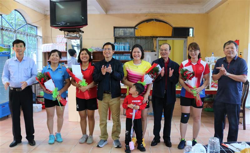 Lãnh đạo các cơ quan, đơn vị trao giải và hoa cho các đội đạt giải