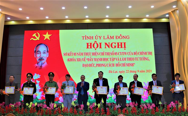 Khen thưởng các tập thể và có nhân có thành tích.