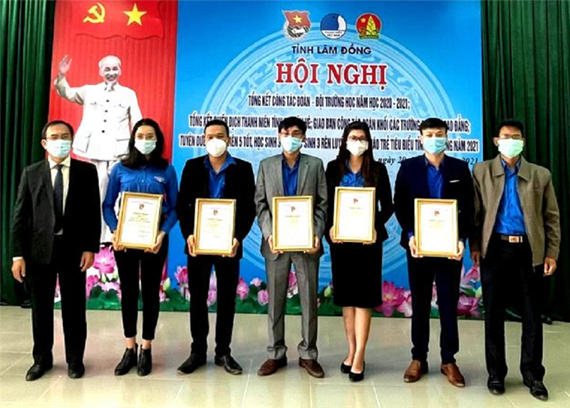 Tuyên dương các giáo viên trẻ tiêu biểu.