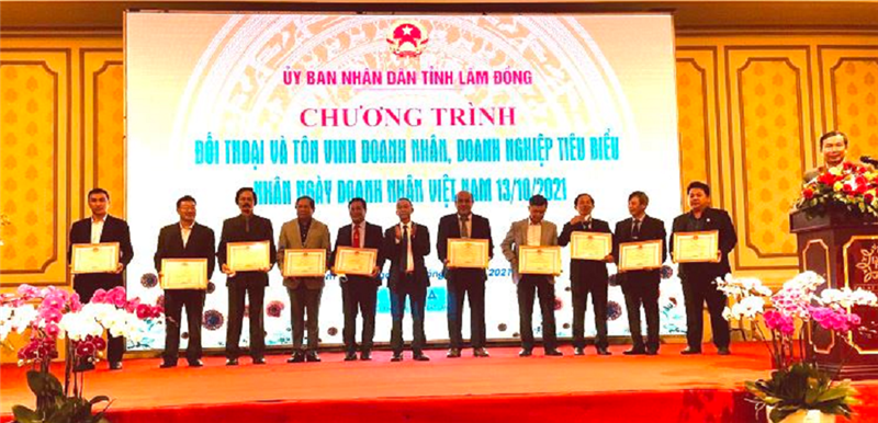 UBND tỉnh tặng Bằng khen cho các doanh nhân tiêu biểu.