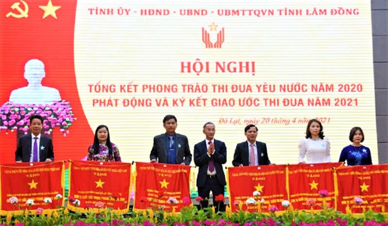 UBND tỉnh tặng Cờ thi dua cho các đơn vị xuất sắc.