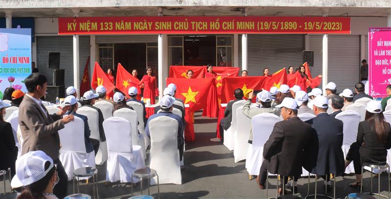 Văn nghệ chào mừng.