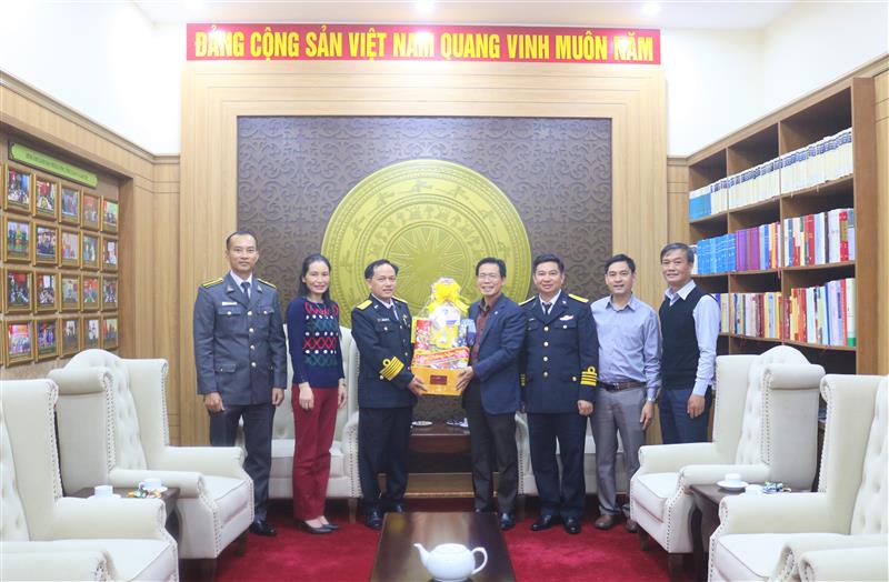 Đoàn công tác Phó Tư lệnh Vùng 4 Hải quân chụp hình lưu niệm với lãnh đạo, cán bộ công chức Ban Tuyên giáo Tỉnh ủy.