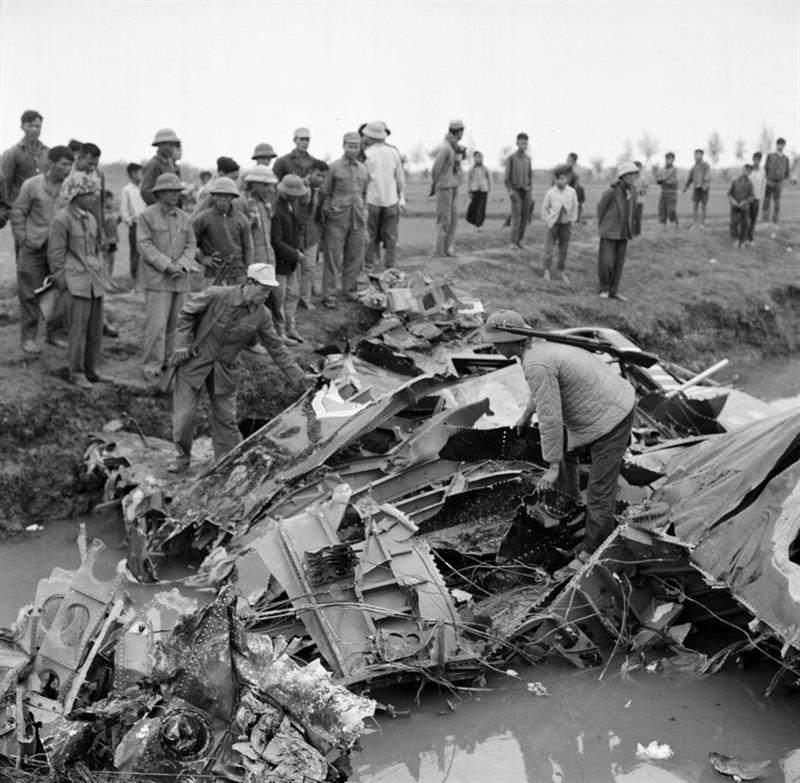 Xác máy bay B-52 bị bắn rơi ngày 21-12-1972.