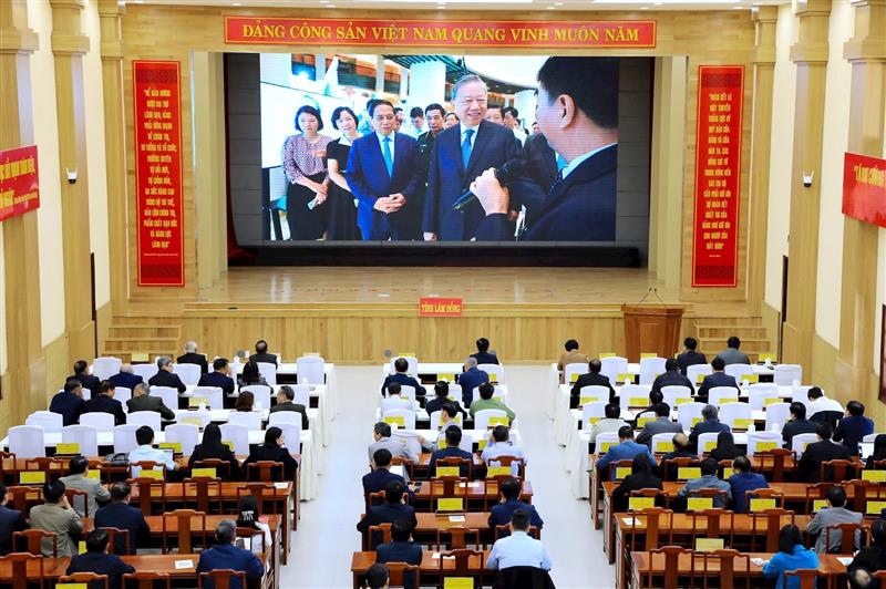 Các đại biểu tại điểm cầu Hội trường Tỉnh ủy Lâm Đồng xem trực tuyến triển lãm từ đầu cầu Trung ương