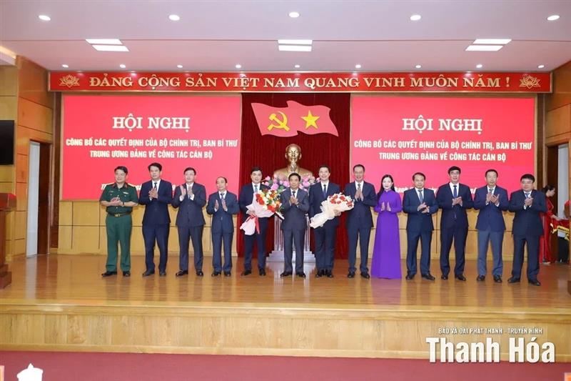 Các đồng chí lãnh đạo tỉnh Thanh Hóa tặng hoa chúc mừng đồng chí Nguyễn Hoài Anh và đồng chí Nguyễn Hồng Phong