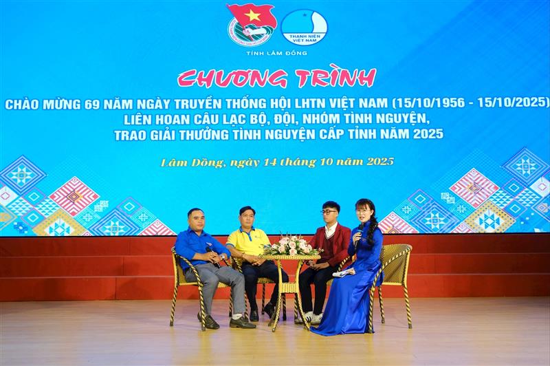 Đại diện các câu lạc bộ, đội, nhóm tình nguyện giao lưu, chia sẻ kinh nghiệm hoạt động Đại diện các câu lạc bộ, đội, nhóm tình nguyện giao lưu, chia sẻ kinh nghiệm hoạt động