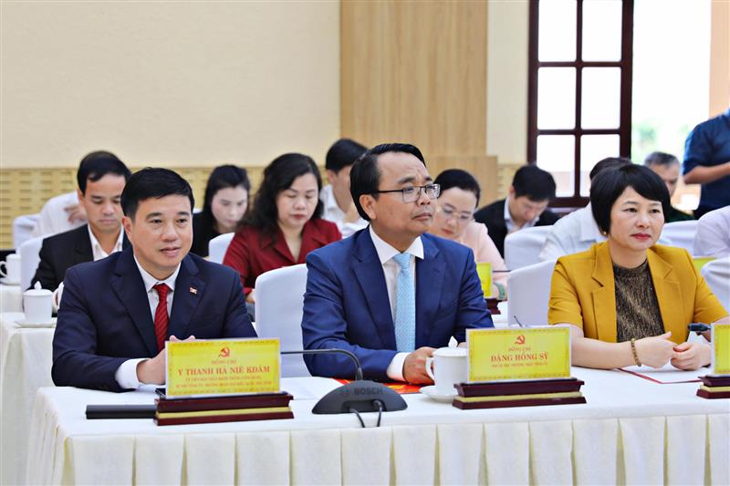 Các đồng chí: Y Thanh Hà Niê Kđăm, Ủy viên Ban Chấp hành Trung ương Đảng, Bí thư Tỉnh ủy, Trưởng Đoàn ĐBQH tỉnh Lâm Đồng; Đặng Hồng Sỹ, Phó Bí thư Thường trực Tỉnh ủy; Phạm Thị Phúc, Phó Bí thư Tỉnh ủy, Chủ tịch Ủy ban MTTQ Việt Nam tỉnh dự hội nghị Các đồng chí: Y Thanh Hà Niê Kđăm, Ủy viên Ban Chấp hành Trung ương Đảng, Bí thư Tỉnh ủy, Trưởng Đoàn ĐBQH tỉnh Lâm Đồng; Đặng Hồng Sỹ, Phó Bí thư Thường trực Tỉnh ủy; Phạm Thị Phúc, Phó Bí thư Tỉnh ủy, Chủ tịch Ủy ban MTTQ Việt Nam tỉnh dự hội nghị