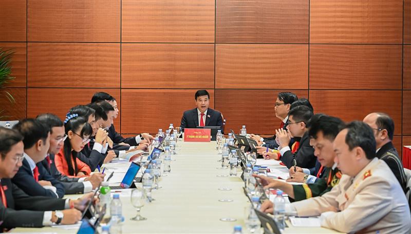 Đồng chí Y Thanh Hà Niê Kđăm, Ủy viên Ban Chấp hành Trung ương Đảng, Bí thư Tỉnh ủy, Trưởng đoàn ĐBQH tỉnh Lâm Đồng chủ trì phiên thảo luận Đồng chí Y Thanh Hà Niê Kđăm, Ủy viên Ban Chấp hành Trung ương Đảng, Bí thư Tỉnh ủy, Trưởng đoàn ĐBQH tỉnh Lâm Đồng chủ trì phiên thảo luận