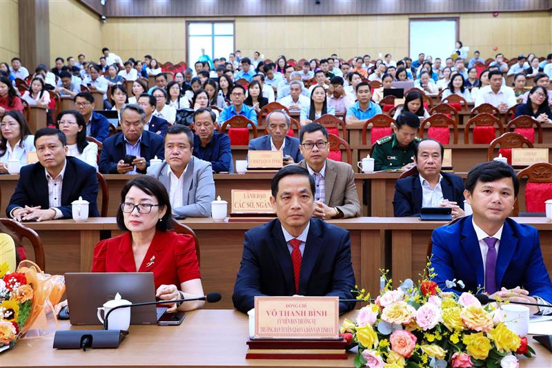 Ủy viên Ban Thường vụ Tỉnh ủy, Trưởng Ban Tuyên giáo và Dân vận Tỉnh ủy Lâm Đồng Võ Thanh Bình cùng các đại biểu dự buổi lễ Ủy viên Ban Thường vụ Tỉnh ủy, Trưởng Ban Tuyên giáo và Dân vận Tỉnh ủy Lâm Đồng Võ Thanh Bình cùng các đại biểu dự buổi lễ