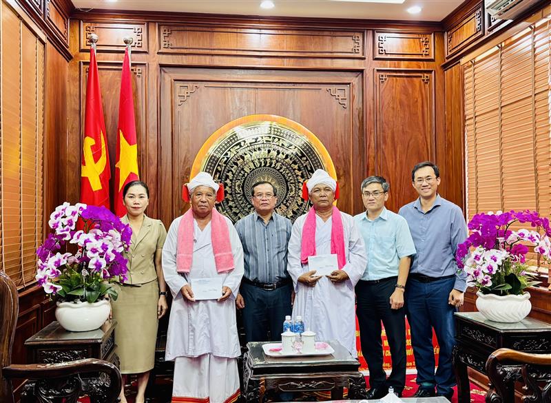 Thăm, chúc Tết sư cả Huỳnh Cứng, Phó Chủ tịch Hội đồng chức sắc Bàlamôn giáo tỉnh tại xã Bắc Bình. Thăm, chúc Tết sư cả Huỳnh Cứng, Phó Chủ tịch Hội đồng chức sắc Bàlamôn giáo tỉnh tại xã Bắc Bình.