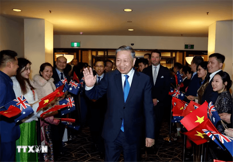 Cán bộ, nhân viên Đại sứ quán, cộng đồng người Việt Nam tại Australia đón Tổng Bí thư, Chủ tịch nước Tô Lâm - Ảnh: TTXVN Cán bộ, nhân viên Đại sứ quán, cộng đồng người Việt Nam tại Australia đón Tổng Bí thư, Chủ tịch nước Tô Lâm - Ảnh: TTXVN