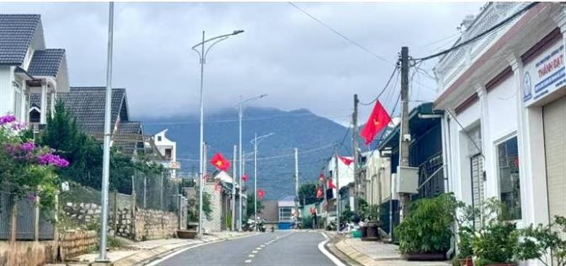 Mô hình “Đường cờ Tổ quốc” lan tỏa tinh thần yêu nước tại phường Lang Biang - Đà Lạt Mô hình “Đường cờ Tổ quốc” lan tỏa tinh thần yêu nước tại phường Lang Biang - Đà Lạt