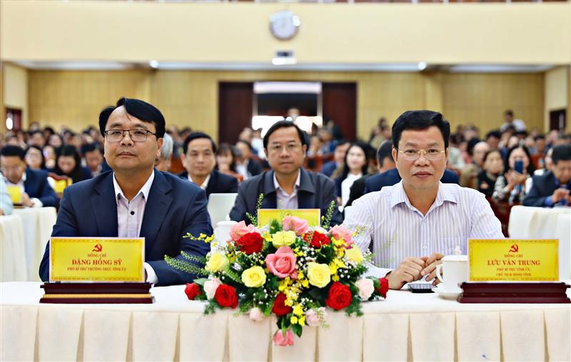 Đồng chí Đặng Hồng Sỹ, Phó Bí thư Thường trực Tỉnh ủy và đồng chí Lưu Văn Trung, Phó Bí thư Tỉnh ủy, Chủ tịch HĐND tỉnh tham dự Hội nghị. Đồng chí Đặng Hồng Sỹ, Phó Bí thư Thường trực Tỉnh ủy và đồng chí Lưu Văn Trung, Phó Bí thư Tỉnh ủy, Chủ tịch HĐND tỉnh tham dự Hội nghị.