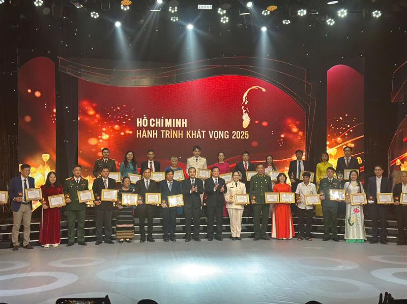 Lãnh đạo trao giấy chứng nhận và biểu trưng của Chương trình Lãnh đạo trao giấy chứng nhận và biểu trưng của Chương trình