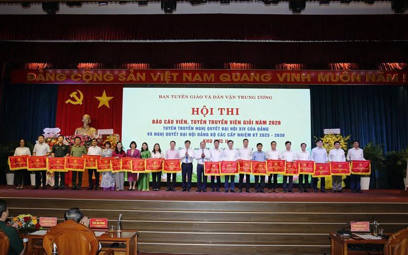 Lãnh đạo Ban Tuyên giáo và Dân vận Trung ương, lãnh đạo tỉnh Gia Lai trao cờ lưu niệm cho các đoàn tham gia hội thi. Lãnh đạo Ban Tuyên giáo và Dân vận Trung ương, lãnh đạo tỉnh Gia Lai trao cờ lưu niệm cho các đoàn tham gia hội thi.