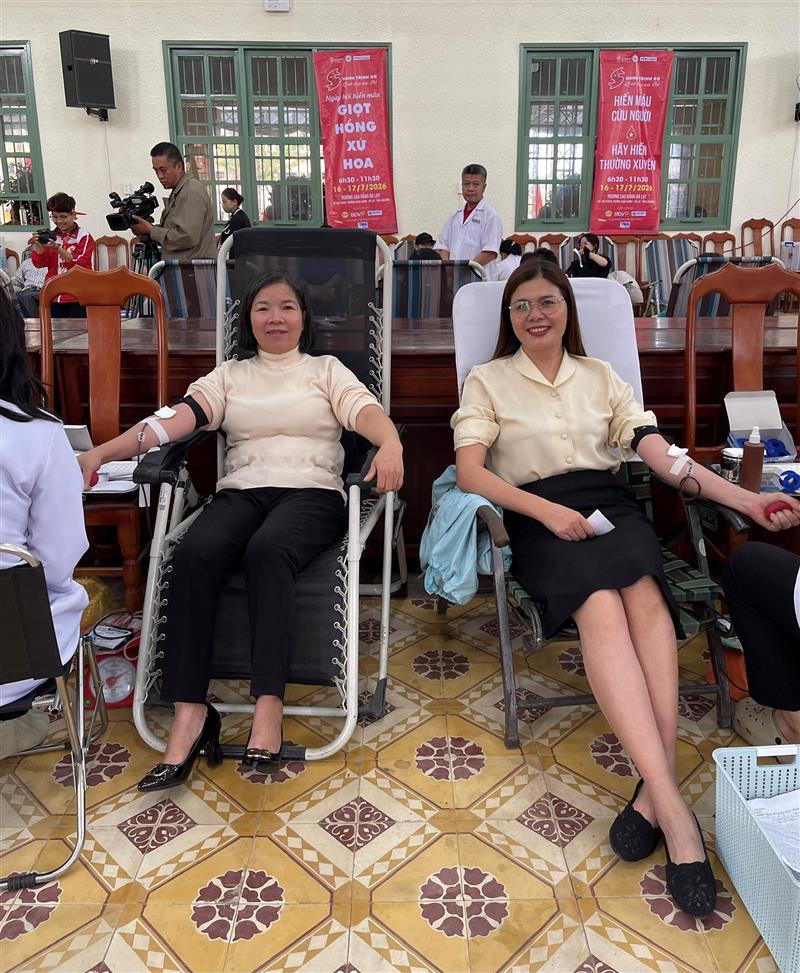 Công chức Phòng Thông tin - Tổng hợp hiến máu tình nguyện. Công chức Phòng Thông tin - Tổng hợp hiến máu tình nguyện.