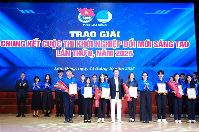 Các tác giả trẻ nhận Giải Khuyến khích Các tác giả trẻ nhận Giải Khuyến khích