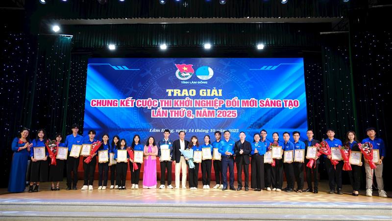 Các đại biểu chụp hình lưu niệm với TOP 10 dự án Cuộc thi Khởi nghiệp đổi mới sáng tạo lần thứ 8 năm 2025 Các đại biểu chụp hình lưu niệm với TOP 10 dự án Cuộc thi Khởi nghiệp đổi mới sáng tạo lần thứ 8 năm 2025