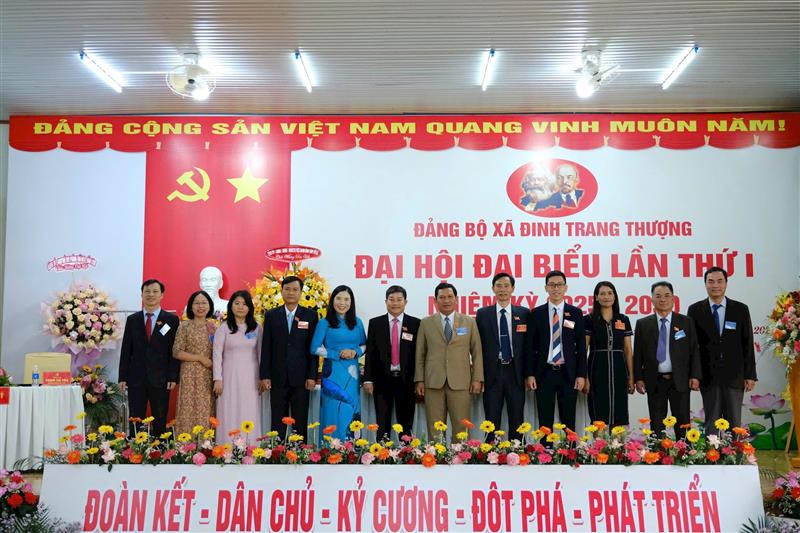 Đồng chí K' Mák, Ủy viên Ban Thường vụ Tỉnh ủy, Phó Chủ tịch HĐND tỉnh Lâm Đồng cùng đoàn công tác chụp hình lưu niệm với địa phương Đồng chí K' Mák, Ủy viên Ban Thường vụ Tỉnh ủy, Phó Chủ tịch HĐND tỉnh Lâm Đồng cùng đoàn công tác chụp hình lưu niệm với địa phương