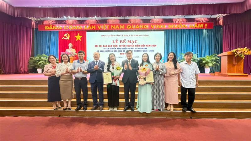 Đồng chí Phan Xuân Thuỷ - Phó Trưởng Ban Tuyên giáo và Dân vận Trung ương, Trưởng Ban Tổ chức Hội thi chụp hình lưu niệm cùng Đoàn tỉnh Lâm Đồng Đồng chí Phan Xuân Thuỷ - Phó Trưởng Ban Tuyên giáo và Dân vận Trung ương, Trưởng Ban Tổ chức Hội thi chụp hình lưu niệm cùng Đoàn tỉnh Lâm Đồng