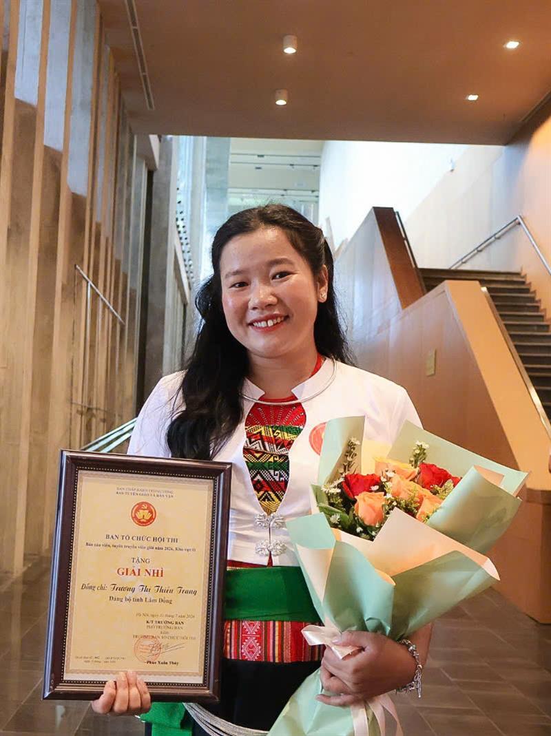 Thí sinh Trương Thị Thiều Trang, Đảng ủy xã Đạ Huoai 2 đạt xuất sắc giải nhì hôm nay, động lực giải Nhất ngày mai. Thí sinh Trương Thị Thiều Trang, Đảng ủy xã Đạ Huoai 2 đạt xuất sắc giải nhì hôm nay, động lực giải Nhất ngày mai.