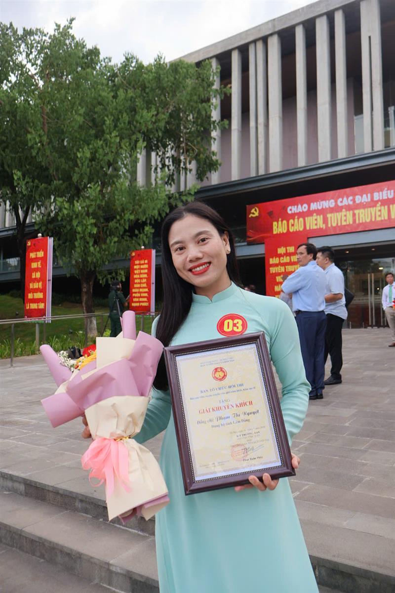 Thí sinh Phạm Thị Nguyệt, Đảng ủy xã Đơn Dương, đạt giải Khuyến khích: Khiêm tốn trên giấy, rực rỡ trong ảnh. Thí sinh Phạm Thị Nguyệt, Đảng ủy xã Đơn Dương, đạt giải Khuyến khích: Khiêm tốn trên giấy, rực rỡ trong ảnh.