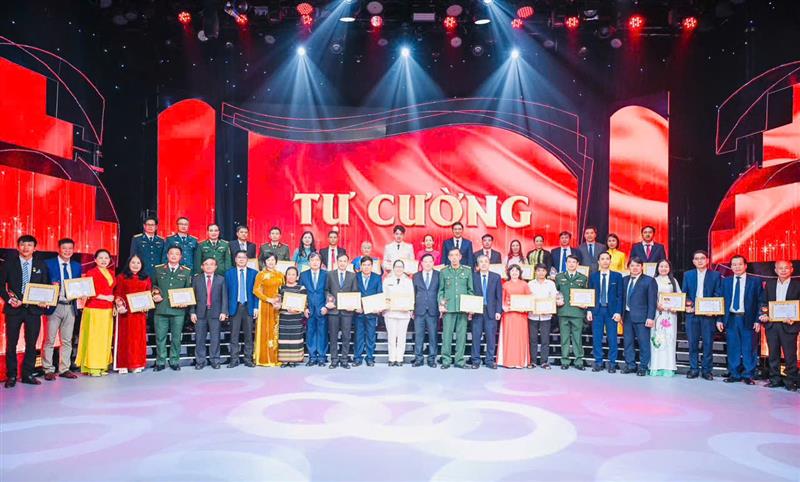 Lãnh đạo trao giấy chứng nhận và biểu trưng của Chương trình Lãnh đạo trao giấy chứng nhận và biểu trưng của Chương trình