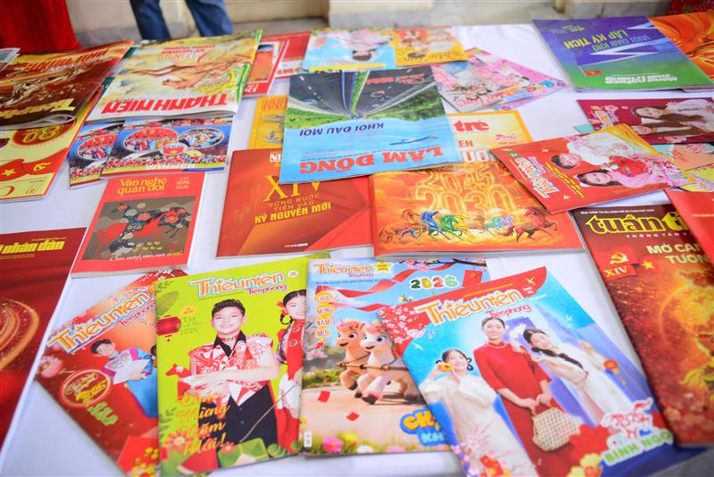 Ấn phẩm báo trưng bày tại Hội sách, báo và triển lãm ảnh. Ấn phẩm báo trưng bày tại Hội sách, báo và triển lãm ảnh.