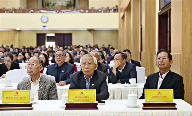 Các đồng chí nguyên lãnh đạo tỉnh qua các thời kỳ tham dự Hội nghị. Các đồng chí nguyên lãnh đạo tỉnh qua các thời kỳ tham dự Hội nghị.