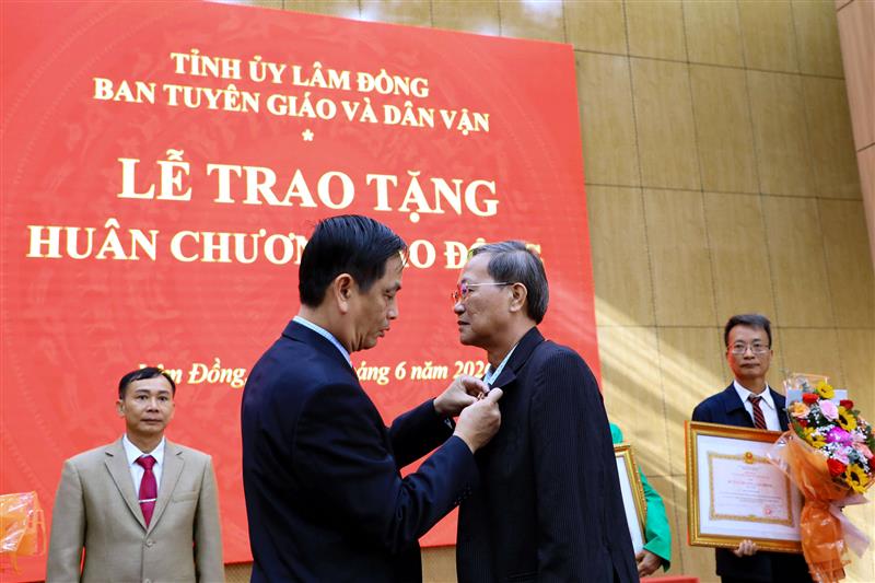 Trưởng Ban Tuyên giáo và Dân vận Tỉnh ủy Lâm Đồng Võ Thanh Bình trao tặng Huân chương Lao động cho các đồng chí nguyên lãnh đạo ban Trưởng Ban Tuyên giáo và Dân vận Tỉnh ủy Lâm Đồng Võ Thanh Bình trao tặng Huân chương Lao động cho các đồng chí nguyên lãnh đạo ban