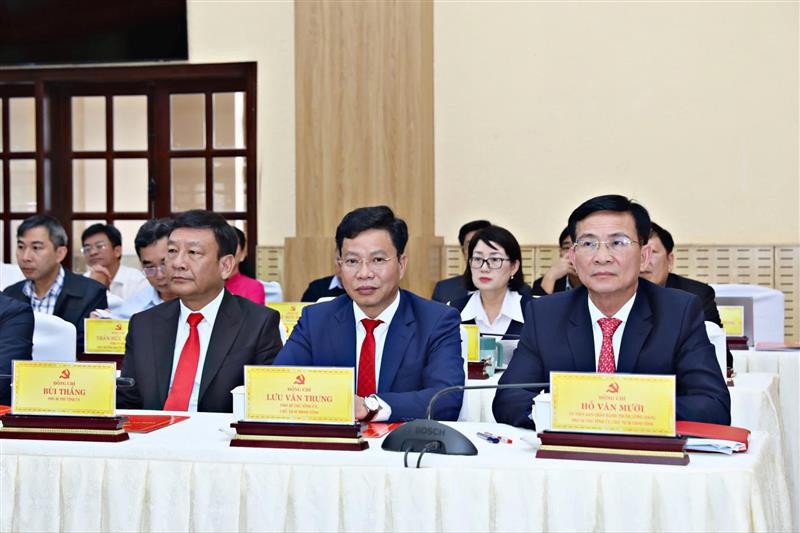 Các đồng chí: Hồ Văn Mười, Ủy viên Ban Chấp hành Trung ương Đảng, Phó Bí thư Tỉnh ủy, Chủ tịch UBND tỉnh; Lưu Văn Trung, Phó Bí thư Tỉnh ủy, Chủ tịch HĐND tỉnh; Bùi Thắng, Phó Bí thư Tỉnh ủy dự hội nghị Các đồng chí: Hồ Văn Mười, Ủy viên Ban Chấp hành Trung ương Đảng, Phó Bí thư Tỉnh ủy, Chủ tịch UBND tỉnh; Lưu Văn Trung, Phó Bí thư Tỉnh ủy, Chủ tịch HĐND tỉnh; Bùi Thắng, Phó Bí thư Tỉnh ủy dự hội nghị