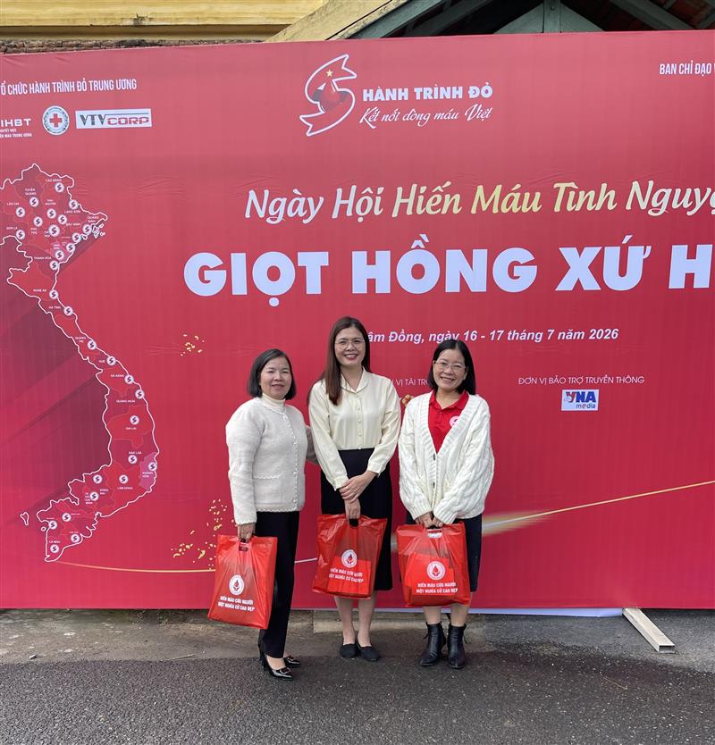 Công chức Phòng Thông tin - Tổng hợp chụp hình lưu niệm sau hiến máu tình nguyện. Công chức Phòng Thông tin - Tổng hợp chụp hình lưu niệm sau hiến máu tình nguyện.