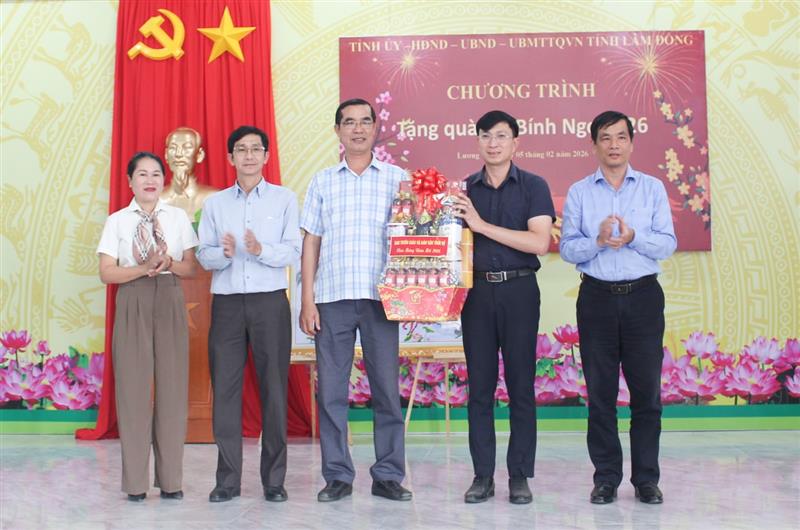 Đồng chí Võ Thanh Bình - Ủy viên Ban Thường vụ Tỉnh ủy, Trưởng Ban Tuyên giáo và Dân vận Tỉnh ủy trao quà Ban Tuyên giáo và Dân vận Tỉnh ủy đến lãnh đạo xã Lương Sơn. Ảnh: Báo Lâm Đồng điện tử. Đồng chí Võ Thanh Bình - Ủy viên Ban Thường vụ Tỉnh ủy, Trưởng Ban Tuyên giáo và Dân vận Tỉnh ủy trao quà Ban Tuyên giáo và Dân vận Tỉnh ủy đến lãnh đạo xã Lương Sơn. Ảnh: Báo Lâm Đồng điện tử.