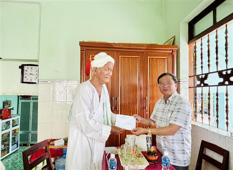 Thăm, chúc Tết sư cả Cửu Chi Trình, Phó Chủ tịch Thường trực Hội đồng chức sắc Bàlamôn giáo tỉnh tại xã Hồng Thái. Thăm, chúc Tết sư cả Cửu Chi Trình, Phó Chủ tịch Thường trực Hội đồng chức sắc Bàlamôn giáo tỉnh tại xã Hồng Thái.