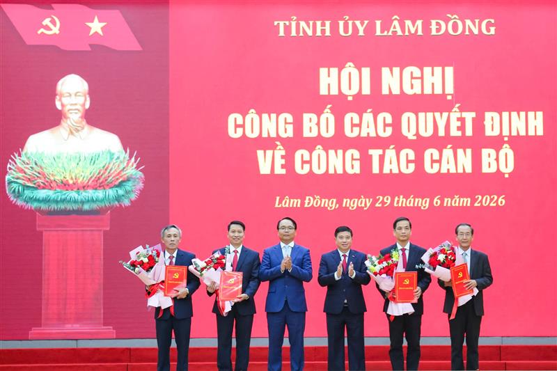 Đồng chí Y Thanh Hà Niê Kđăm, Ủy viên Ban Chấp hành Trung ương Đảng, Bí thư Tỉnh ủy, Trưởng Đoàn ĐBQH tỉnh Lâm Đồng và đồng chí Đặng Hồng Sỹ, Phó Bí thư Thường trực Tỉnh ủy trao quyết định, tặng hoa chúc mừng các đồng chí cán bộ được bổ nhiệm, luân chuyển Đồng chí Y Thanh Hà Niê Kđăm, Ủy viên Ban Chấp hành Trung ương Đảng, Bí thư Tỉnh ủy, Trưởng Đoàn ĐBQH tỉnh Lâm Đồng và đồng chí Đặng Hồng Sỹ, Phó Bí thư Thường trực Tỉnh ủy trao quyết định, tặng hoa chúc mừng các đồng chí cán bộ được bổ nhiệm, luân chuyển