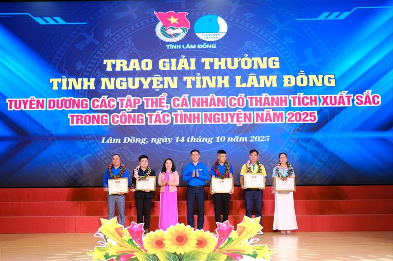 Tuyên dương câu lạc bộ, đội, nhóm tình nguyện tiêu biểu năm 2025 Tuyên dương câu lạc bộ, đội, nhóm tình nguyện tiêu biểu năm 2025