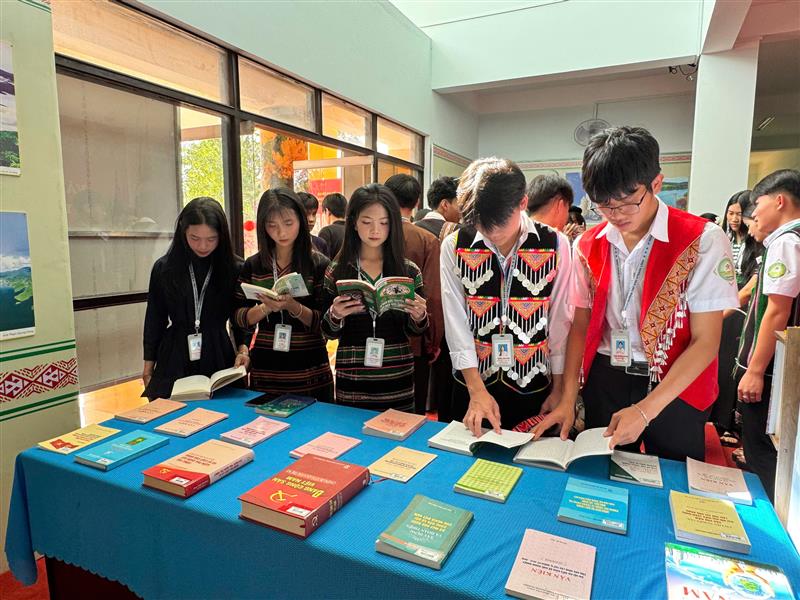 Các em học sinh say mê với sách viết về Đảng, Bác Hồ kính yêu. Các em học sinh say mê với sách viết về Đảng, Bác Hồ kính yêu.