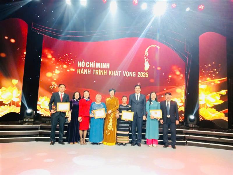 Đồng chí Pham Thị Phúc, Phó Bí thư Tỉnh ủy, Chủ tịch Ủy ban Mặt trận Tổ quốc Việt nam tỉnh chụp hình lưu niệm cùng các điển hình tỉnh Lâm Đồng. Đồng chí Pham Thị Phúc, Phó Bí thư Tỉnh ủy, Chủ tịch Ủy ban Mặt trận Tổ quốc Việt nam tỉnh chụp hình lưu niệm cùng các điển hình tỉnh Lâm Đồng.