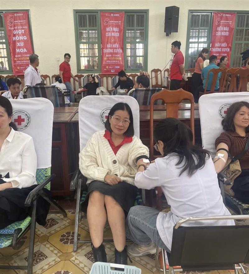 Công chức Phòng Thông tin - Tổng hợp hiến máu tình nguyện. Công chức Phòng Thông tin - Tổng hợp hiến máu tình nguyện.