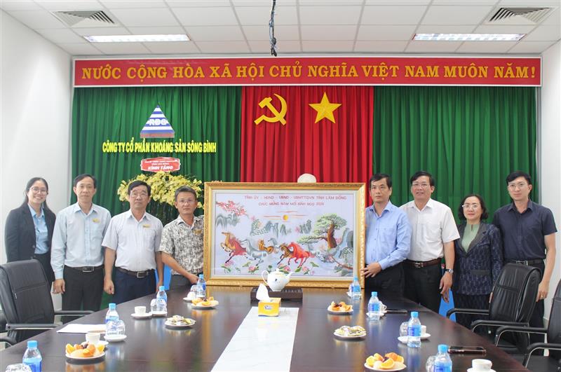 Trưởng Ban Tuyên giáo và Dân vận Tỉnh ủy Lâm Đồng trao quà, chúc tết Công ty Khoáng sản Sông Bình. Ảnh: Báo Lâm Đồng điện tử. Trưởng Ban Tuyên giáo và Dân vận Tỉnh ủy Lâm Đồng trao quà, chúc tết Công ty Khoáng sản Sông Bình. Ảnh: Báo Lâm Đồng điện tử.