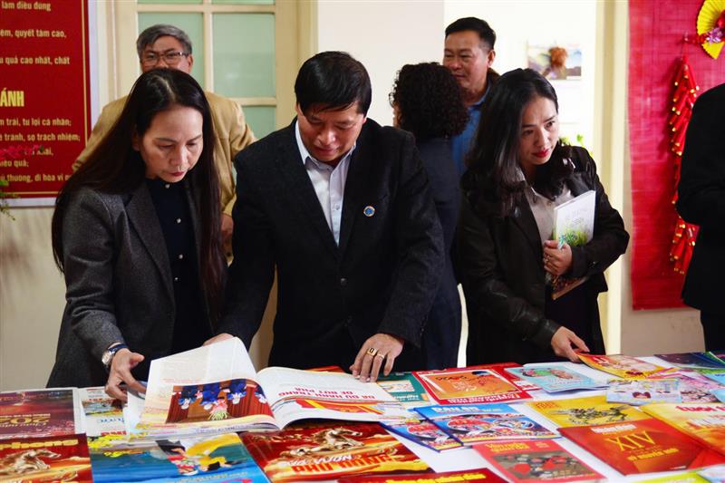 Đại biểu tham quan gian trưng bày báo Xuân. Đại biểu tham quan gian trưng bày báo Xuân.